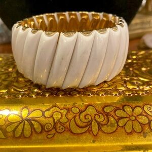 White Expansion Bracelet. Gold Tone and White.